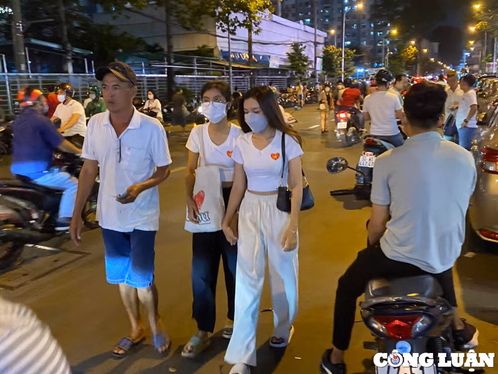 tp hcm dong nghit nguoi den xem giao huu giua tuyen viet nam singapore hinh 7