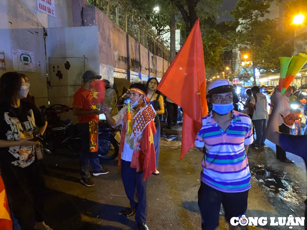tp hcm dong nghit nguoi den xem giao huu giua tuyen viet nam singapore hinh 10