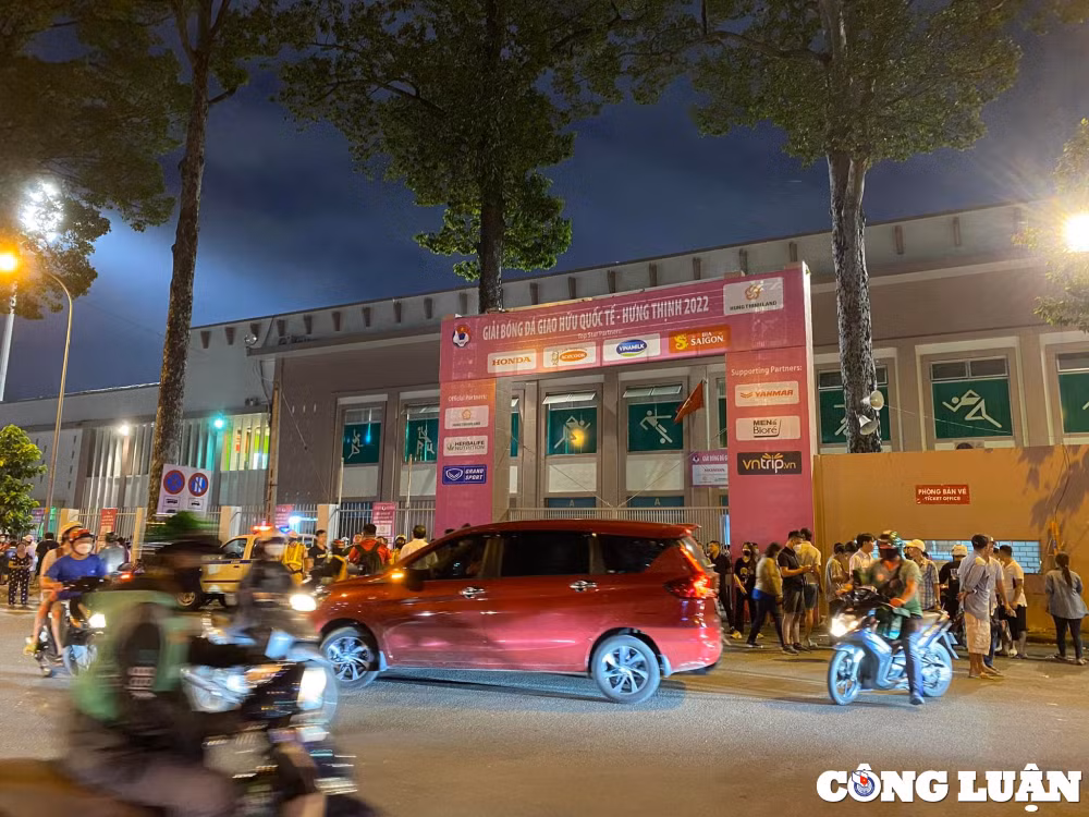 tp hcm dong nghit nguoi den xem giao huu giua tuyen viet nam singapore hinh 1