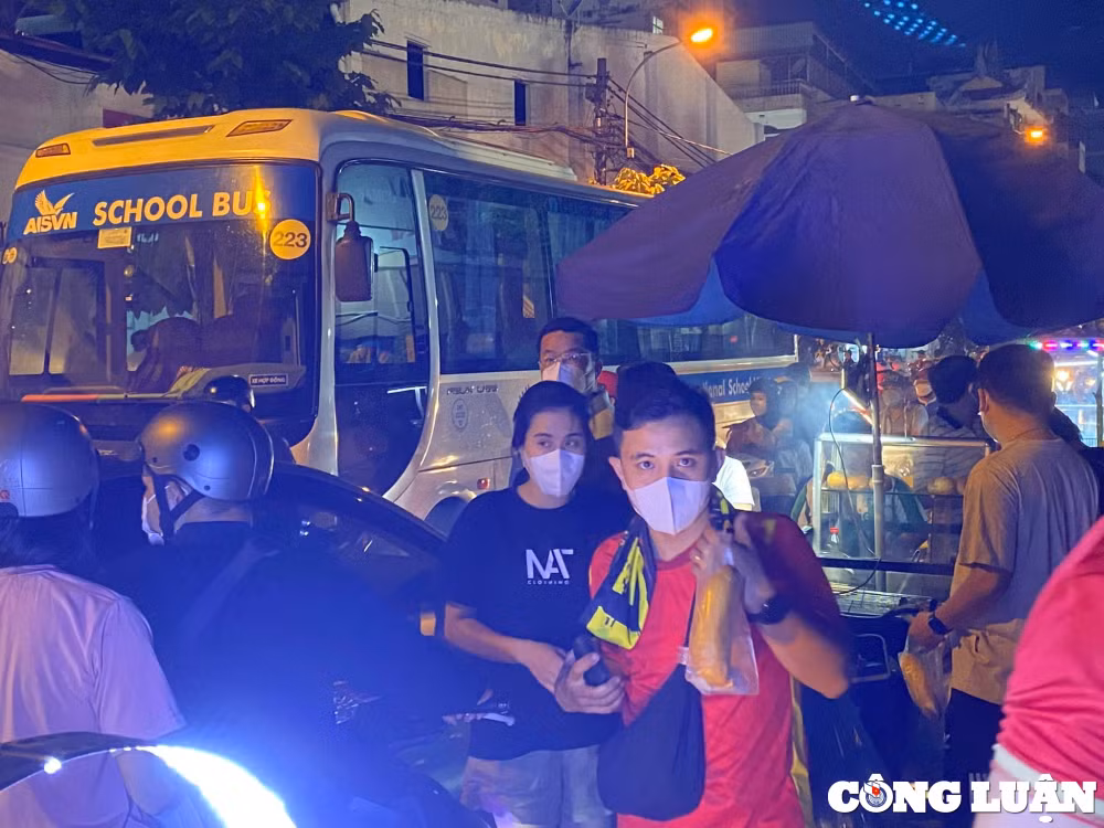 tp hcm dong nghit nguoi den xem giao huu giua tuyen viet nam singapore hinh 2