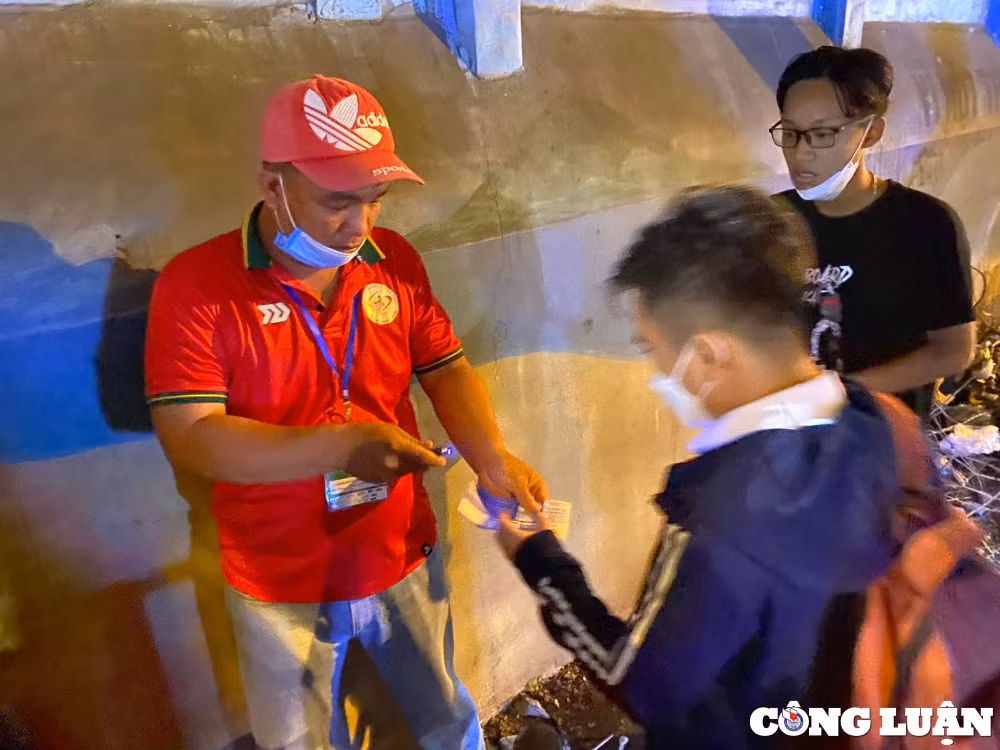 tp hcm dong nghit nguoi den xem giao huu giua tuyen viet nam singapore hinh 5