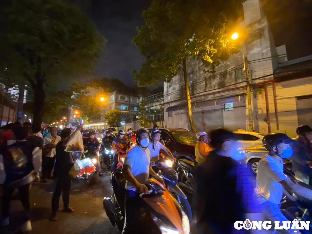 tp hcm dong nghit nguoi den xem giao huu giua tuyen viet nam singapore hinh 3