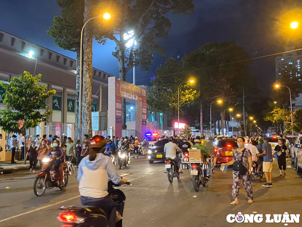 tp hcm dong nghit nguoi den xem giao huu giua tuyen viet nam singapore hinh 6