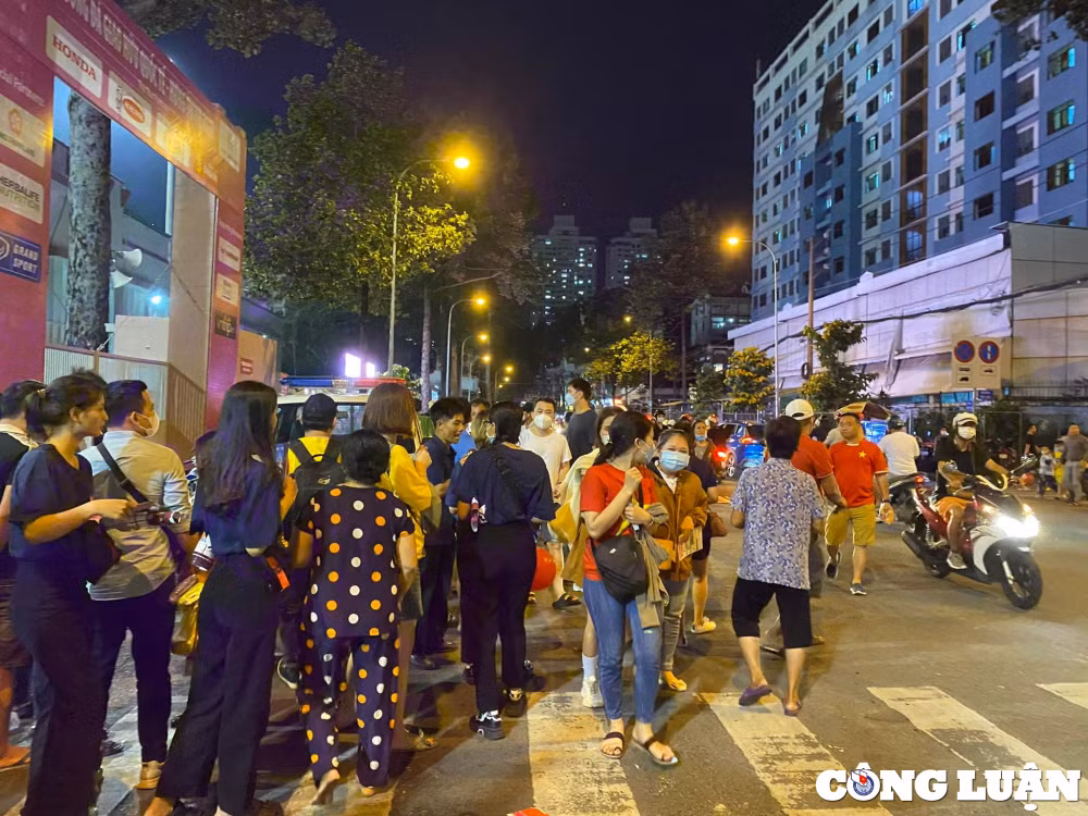 tp hcm dong nghit nguoi den xem giao huu giua tuyen viet nam singapore hinh 11