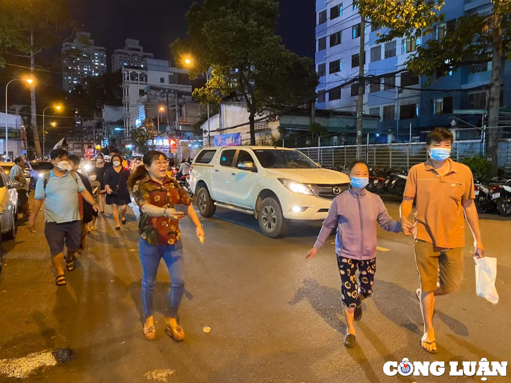 tp hcm dong nghit nguoi den xem giao huu giua tuyen viet nam singapore hinh 12