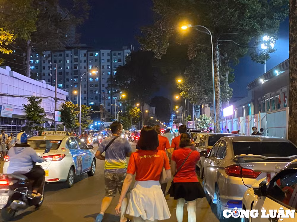 tp hcm dong nghit nguoi den xem giao huu giua tuyen viet nam singapore hinh 13