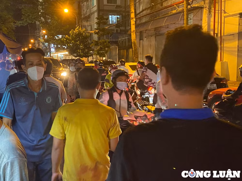 tp hcm dong nghit nguoi den xem giao huu giua tuyen viet nam singapore hinh 9