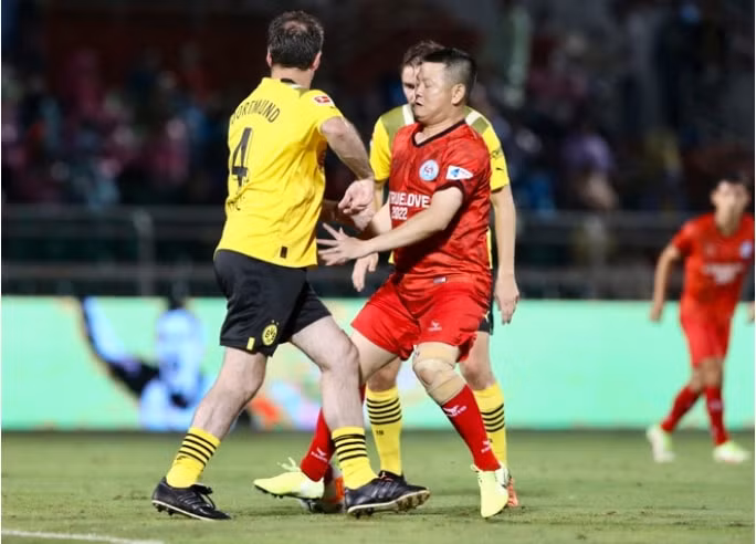 vietnam all stars thua 1 4 dortmund o tran giao huu tren san thong nhat hinh 2