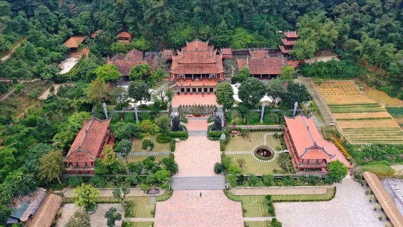 kham pha ngoi chua nghin tuoi o ha nam hinh 2