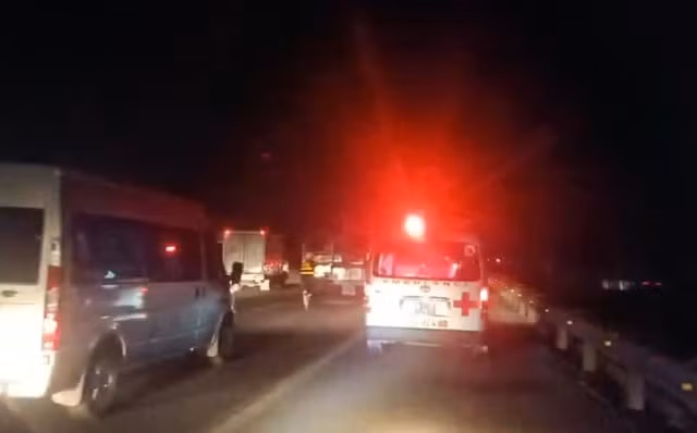 nhân viên cứu hộ chạy bộ hơn 2km mở đường nên xe cứu thương đã chuyển được bệnh nhân đến bệnh viện kịp thời. Ảnh: dantri.com.vn