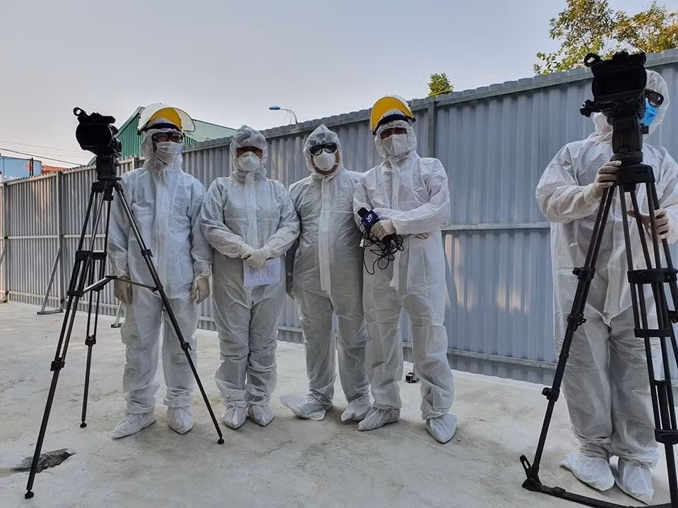 Phóng viên Đài PTTH Vĩnh Phúc tác nghiệp trong vùng dịch. Ảnh: Khánh Linh
