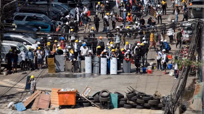 Những người biểu tình chặn một con đường ở Yangon vào ngày 4 tháng 3 năm 2021 - Ảnh: Reuters