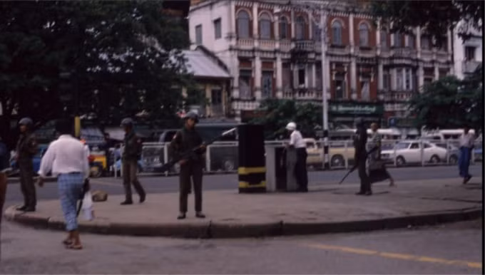Các binh sĩ tuần tra trung tâm Yangon vào đầu tháng 8 năm 1988 mang theo vũ khí tự động có gắn lưỡi lê và súng ngắn 12 ly để giải tán đám đông - Ảnh: Dominic Faulder