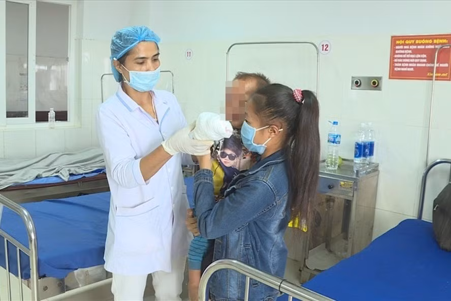 Hai mẹ con chị Lý Thị My tại Bệnh viện Đa khoa vùng Tây Nguyên. Ảnh: laodong.vn