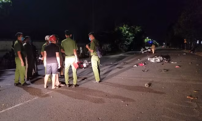 Công an có mặt hiện trường xử lý vụ việc. Ảnh: thanhnien.vn