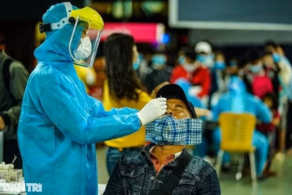 Lấy mẫu xét nghiệm sàng lọc bệnh nhân COVID-19. Ảnh: Dân trí
