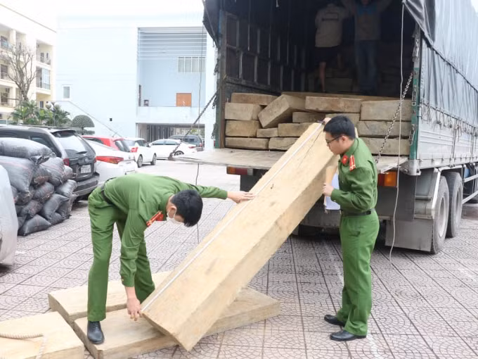 Công an Hà Tĩnh lập biên bản, tạm giữ tang vật, phương tiện.