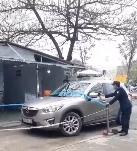 Hình ảnh chiếc xe ô tô tông thẳng dây chắn để đi vào bệnh viện và không chấp hành kiểm tra y tế. (hình ảnh được cắt từ video)