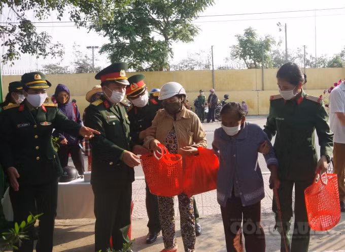 Các chiến sỹ thuộc Bộ CHQS tỉnh Thừa Thiên Huế giúp đỡ người nghèo mua hàng.