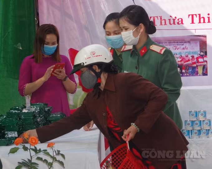 Người nghèo đến mua hàng tại gian hàng 0 đồng được tự do lụa chọn sản phẩm