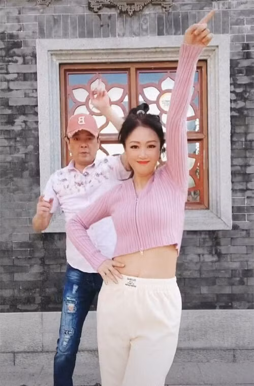 Lương Tiểu Băng và chồng cùng nhau nhảy để rèn luyện sức khỏe.