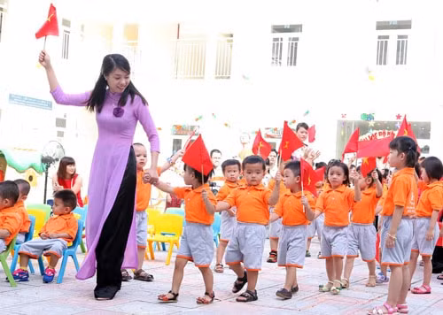 Hiện nay lương giáo viên mần non ra trường thấp khiến công tác tuyển dụng gặp nhiều khó khăn (ảnh nguồn internet).