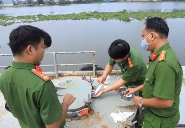 Lực lượng công an kiểm tra một bồn xăng trong chuyên án