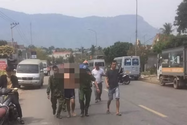 Đối tượng Lê Cảnh Duyền bị công an khống chế. Ảnh: LĐO