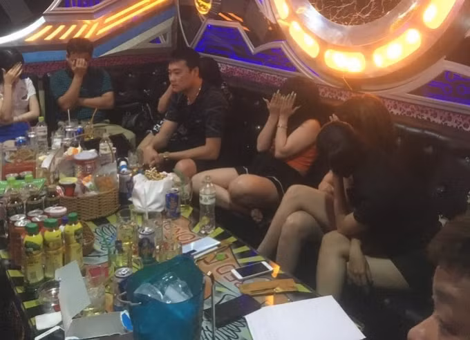 Công an TP. Cần Thơ kiểm tra tại 1 phòng hát karaoke Red Diamond.