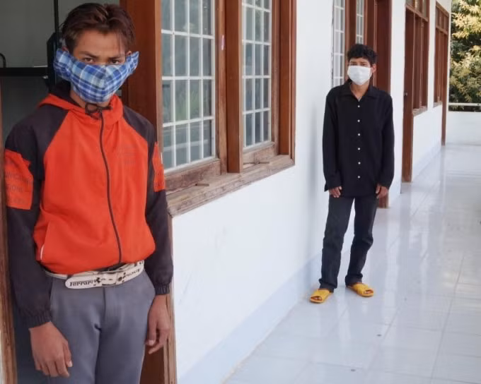 Đối tượng A Thứ và Rơ Man Hung thời điểm mới được đưa về cách ly tập trung phòng dịch Covid-19.
