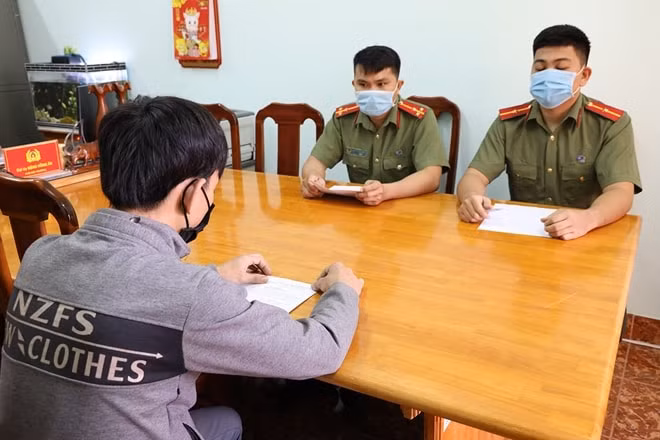 Công an huyện Gò Dầu tống đạt quyết định xử phạt hành chính đối tượng Võ Trường A.