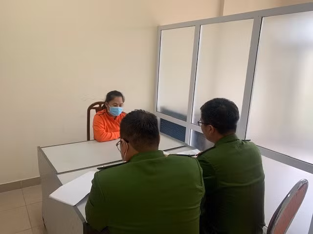 Đối tượng Nguyễn Thị Xuyến tại cơ quan Công an (ảnh CAQN)