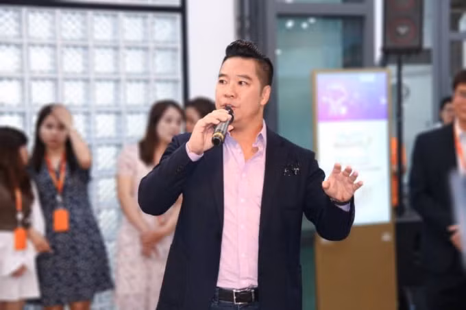 Ông John Lê - nhà sáng lập kiêm CEO&nbsp;của Propzy công bố chương trình hỗ trợ các startup trẻ.