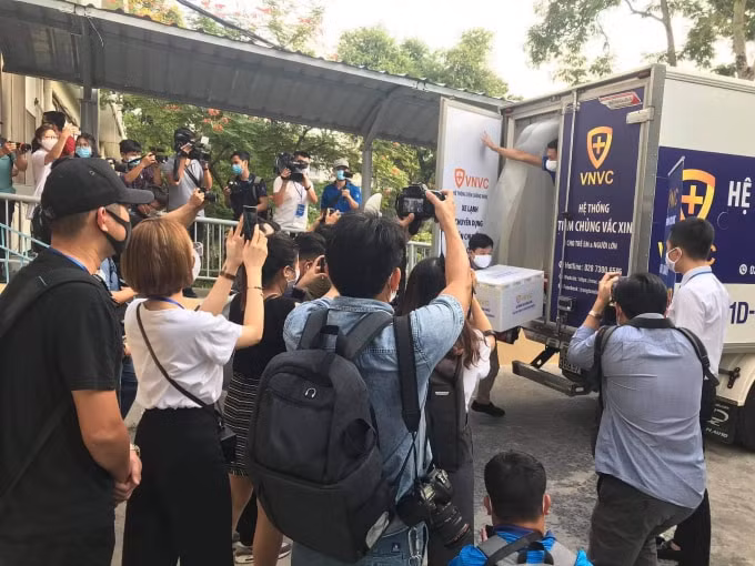 Hơn 7h sáng, vắc xin đã được vận chuyển đến Bệnh viện nhiệt đới TP. Hồ Chí Minh (ảnh TL).