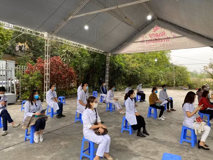 Các nhân viên y tế tham gia chống dịch COVID -19 được ưu tiên tiêm chủng đợt đầu (ảnh TL).