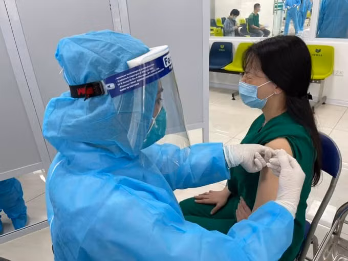 Ngày đầu tiên tiêm vắc xin COVID -19 đã an toàn (ảnh TL).