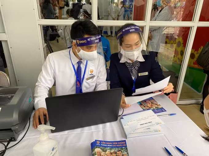 Người đến tiêm chủng được nhập thông tin để theo dõi chặt chẽ (ảnh TL).