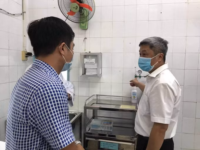 Thứ trưởng Nguyễn Trường Sơn chuẩn bị công tác tiêm chủng (ảnh TL).