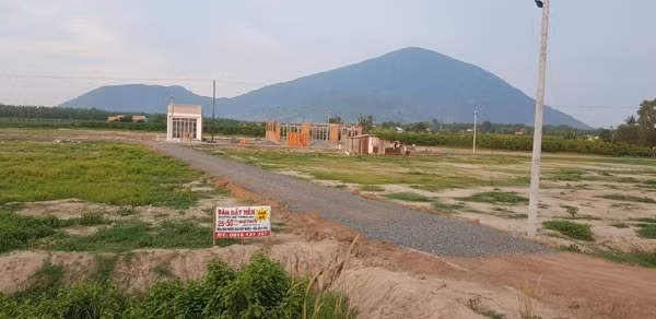 Nhiều ý kiến cho rằng, trong bối cảnh dịch bệnh cần cân nhắc việc điều chỉnh Bảng giá đất. Ảnh minh họa
