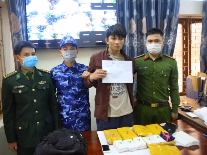 Đối tượng Nguyễn Văn Vũ và tang vật thu giữ