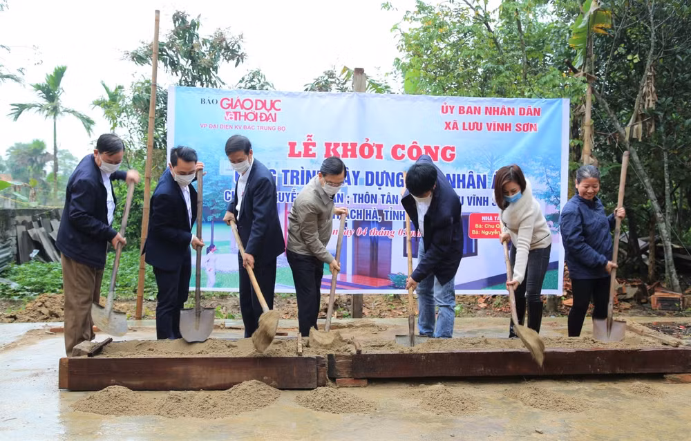 Động thổ xây dựng nhà cho bà Nguyễn Thị Lan. Ảnh: Cao Cường