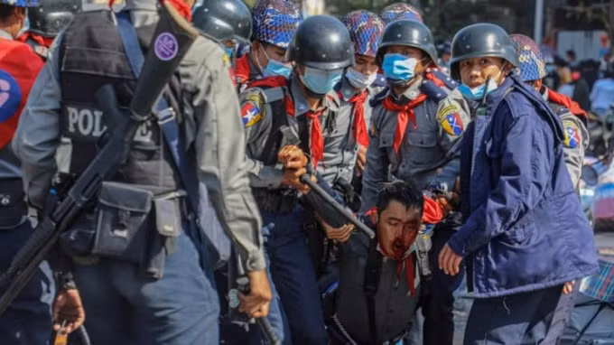 Ba cảnh sát Myanmar đã trốn sang Ấn Độ xin tị nạn nhằm tránh thực thi mệnh lệnh của quân đội - Ảnh: AFP