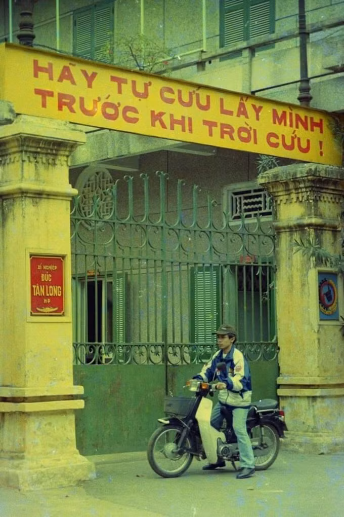 Khẩu hiệu hành động của một doanh nghiệp nhà nước. Hải Phòng. 1994. Ảnh: Lưu Quang Phổ.