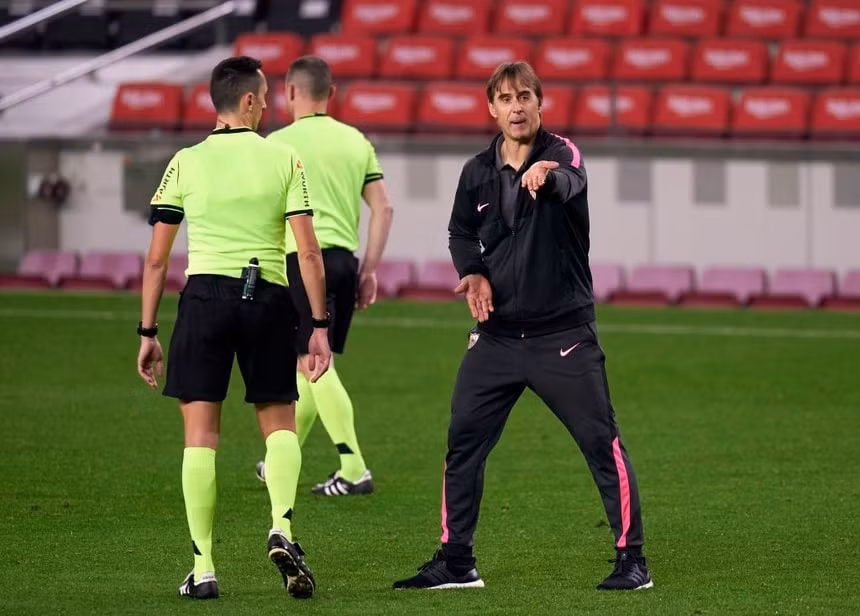 HLV Lopetegui phản ứng gay gắt với trọng tài. Ảnh: Getty.