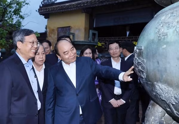 Thủ tướng Nguyễn Xuân Phúc thăm Quần thể Di tích cố đô Huế. Ảnh: VGP