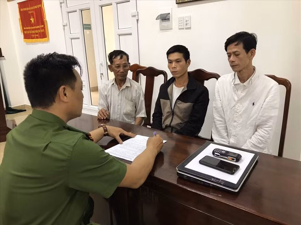 Các đối tượng đã bị công an bắt giữ để phục vụ điều tra. Ảnh: laodong.vn