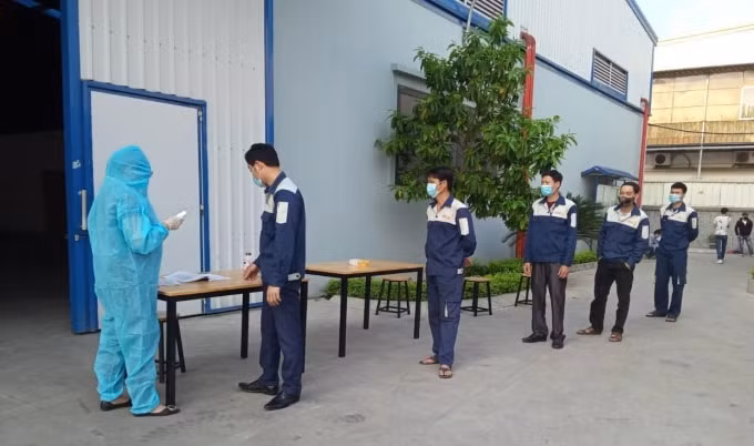 Trước khi vào làm việc, toàn bộ người lao động của Công ty Cổ phần Đá mài số 1 Hải Dương đều được khai báo y tế, đo thân nhiệt.