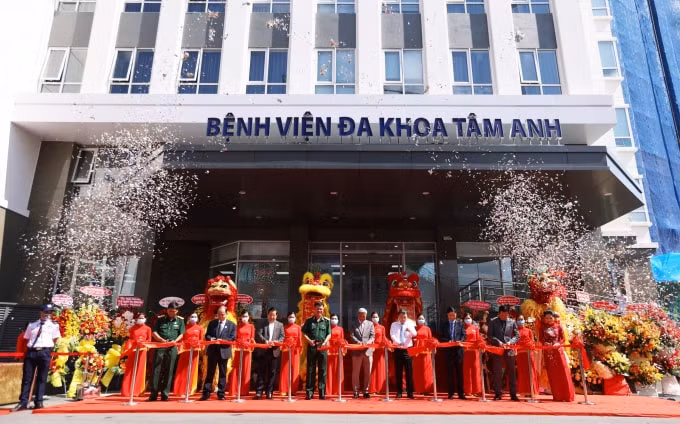 Buổi lễ khai trương BVĐK Tâm Anh TP.HCM diễn ra trang trọng với sự tham gia của Thứ trưởng Bộ Y tế Nguyễn Trường Sơn cùng các đại diện Bộ Quốc phòng, Bộ Tư lệnh Quân khu 7, Sở Y tế TP.HCM, UBND TP.HCM, lãnh đạo BVĐK Tâm Anh.