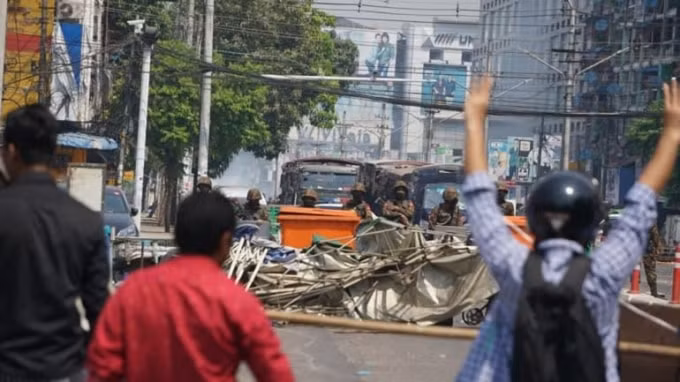 Cảnh sát Myanmar đã leo thang sử dụng bạo lực đối với những người biểu tình chống đảo chính ở Yangon vào ngày 28/2. Hơn một chục người biểu tình đã bị bắn chết trên toàn quốc - Ảnh: Reuters
