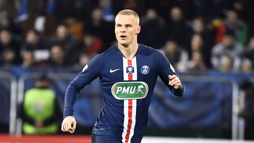 Hậu vệ Bakker đánh mất vị trí sau khi HLV Tuchel bị sa thải. Ảnh: internet